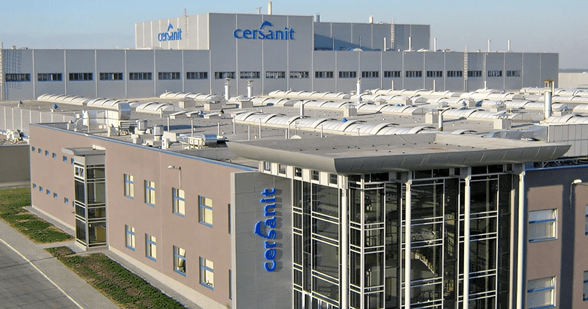 Пошкоджений корпус заводу Cersanit Invest у Звягелі після удару безпілотників