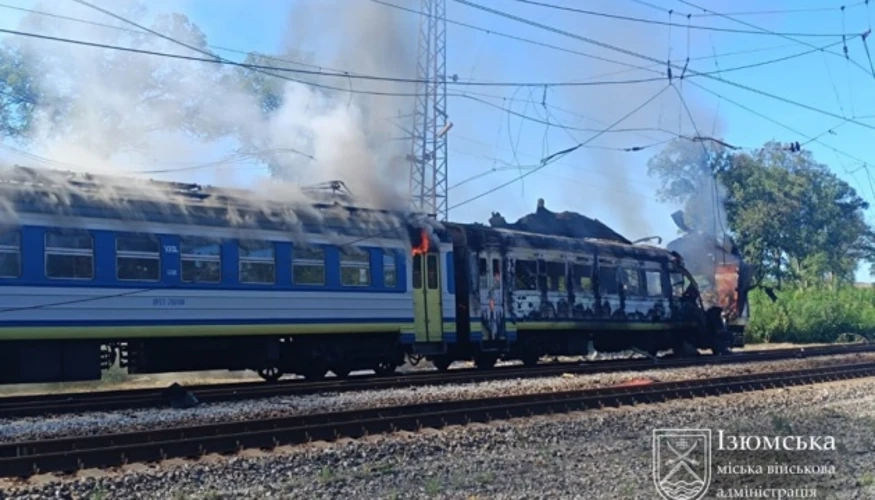 Наслідки пожежі після влучання дрона в задню частину потяга «Харків — Ізюм» біля села Іскра