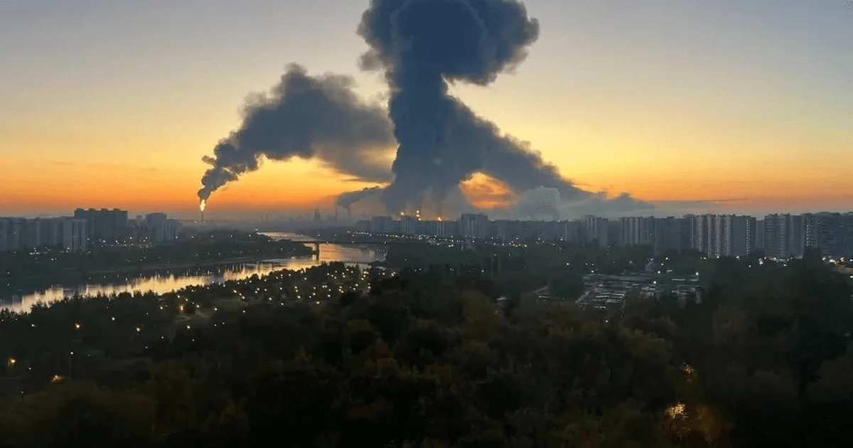 Наслідки пожежі на Московському НПЗ після атаки безпілотників та дим у Москві